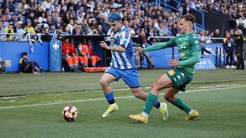 David Mella conduce el baln durante el partido contra el Arenteiro