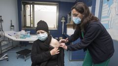 Generosa Riveiro Casti�eira, vecina de Zas, acudi� al centro de salud de Vimianzo para ponerse la primera dosis a sus 84 a�os