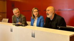 Valent�n Garc�a, M�riam Louzao y Ant�n Lopo, en la presentaci�n ayer de la s�ptima edici�n del festival Algu�n respira!, en el pazo de Raxoi