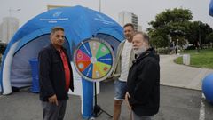 El presidente del Colegio de Enfermera de A Corua, Avelino Castro (derecha), durante la campaa Pregunta a tu enfermera en la explanada del Palacio de los Deportes de Riazor
