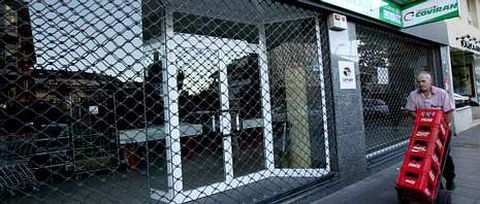 La tienda viveirense que ha cerrado la cadena Cemar est� en Covas, y en su escaparate cuelga el cartel de cerrado por inventario.