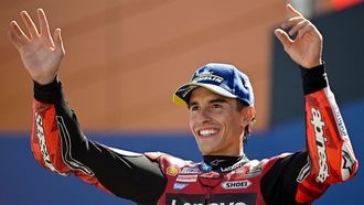 Marc M�rquez celebra en el podio su victoria en el Gran Premio de Arag�n.