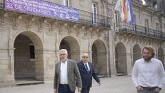 Miguel Fern�ndez, Waldir Sinisterra y Jorge Bustos, saliendo del Ayuntamiento en la ma�ana de este jueves, tras conocer la noticia del fallecimiento de su compa�ero Pablo Permuy. Detr�s, las banderas del consistorio a media asta