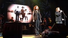 Pimpinela interpretando el himno de Asturias