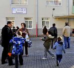 Estudiantes con sus familias a la salida del colegio.