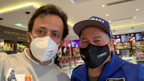 Eduardo Iglsias, con el expiloto catal�n Jordi Arcar�ns
