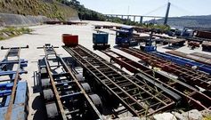 <span lang= es-es >TERRENOS EN RANDE</span>. La explanada ubicada junto a las instalaciones de Vieira es uno de los pocos espacios cercanos al puerto donde se pueden dejar las gabarras y los camiones. Aunque el recinto se cierra por las noches no cuenta con vigilancia permanente. 