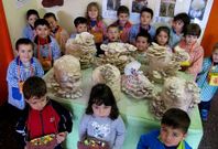 En la exposici�n los ni�os pudieron ver las setas de cardo cultivadas por sus compa�eros. 