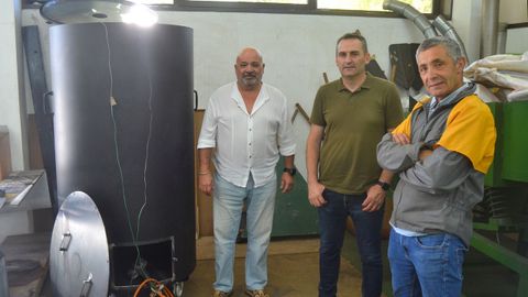 Luis Ortiz, Juan Luis Rodrguez Somoza y Antonio Vzquez, con el prototipo del horno piroltico diseado para el proyecto