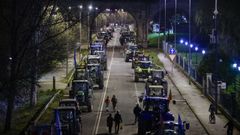 El acuerdo de la UE con el Mercosur prendi� la mecha de las movilizaciones del sector primario. Los ganaderos protagonizaron varias semanas de protesta y cortaron con sus tractores el centro de Ourense, la N-120 (en la foto), la A-52 y el pol�gono de San Cibrao.