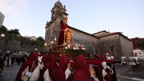 La Irmandade do Cristo da Misericordia sac en procesin las imgenes del Ecce Homo y las vrgenes de la Amargura y la Soledad tras la celebracin de la misa.