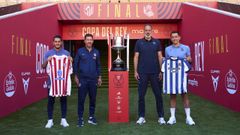 Koke, Simeone, Materazzo y Oyarzabal, en La Cartuja, con el trofeo que se pondr� en juego esta noche.