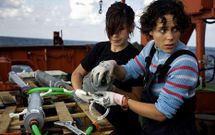Los investigadores recogen microorganismos de muestras de agua profunda. 