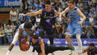 Intensa lucha por la posesi&oacute;n del bal&oacute;n en el partido del Pazo, que gan&oacute; el Breo por 100-99.