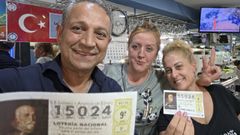 Los responsables del establecimiento ense�an boletos agraciados
