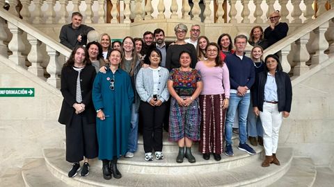 Ana Donis, tercera por la izquierda en la primera fila, Juventina Lpez (a su lado) y Milagro Alvarado (tercera por la derecha) participan en una estancia de tres meses dentro del programa Galicia Abriga, en el que colabora el concello de Ames, al que se desplazaron ayer para un encuentro pblico.