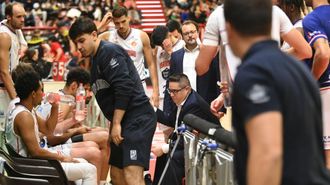 Epi da instrucciones en un tiempo muerto en Torrelavega.