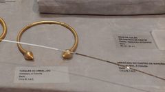 El torques de oro hallado en Orbellido, en la parroquia vimiancesa de Ba��as