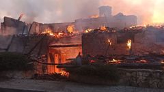 Un incendio devora un complejo hotelero en Palas de Rei