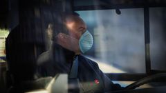 Un conductor de bus con mascarilla esta ma�ana en A Coru�a