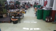 Una de las firmas del pol�gono de Bergondo alcanzada por el agua que sale de la canalizaci�n, que se desbord� con las lluvias