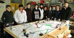 Escolares participantes en el certamen First Lego celebrado ayer en el Campus de Esteiro. 