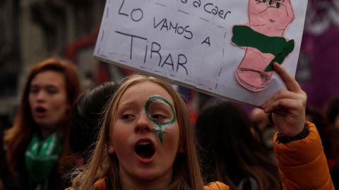 Manifestantes proabortistas y contrarios a la legalizaci�n se manifestaron frente al Parlamento de Buenos Aires durante el debate del proyecto del ley