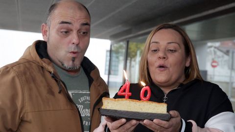 Dar�o Nieto y Henar Rodr�guez, marinero y bateeira de A Illa de Arousa. Para Dar�o, �estamos mellor agora que hai leis�. Henar dice que, aunque en los papeles consta que naci� el 2 de enero de 1979, en realidad naci� el 24 de diciembre del 78, el mismo mes que la Constituci�n.