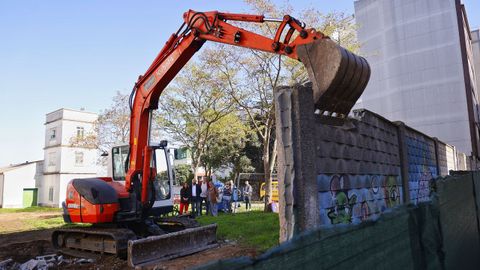 Vecinos trabajando en el derribo del muro del Observatorio.