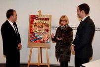 Pilar Taboada mostr� el cartel en un acto con Crespo y Rodr�guez.