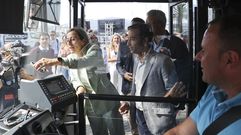 La conselleira de Infraestruturas e Mobilidade, Ethel V�zquez, y el alcalde de Ferrol, Jos� Manuel Rey, comprobando a bordo en un bus en Ferrol el funcionamiento de la nueva aplicaci�n m�vil.