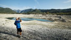 Un hombre se para en el lago artificial seco Broc en Le Broc, cerca de Niza, mientras el departamento de los Alpes Mar�timos se enfrenta a una grave sequ�a, Francia.