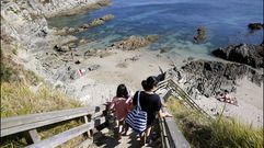 ARES: Estacas. El problema de Estacas es que tiene una zona de arenal bastante estrecha, por lo que �cuando sube mucho la marea o ahora en agosto con las mareas vivas casi no tienes d�nde ponerte�, comenta Bea V�zquez. Cerca de la entrada a esta playa, a unos 20 metros, pasa parte de una ruta BTT. 