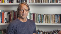 Mia Couto dej� los estudios de Medicina para ser periodista y escritor.