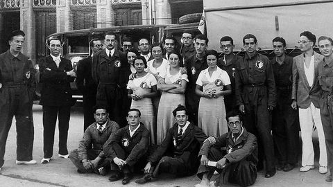 Federico Garca Lorca (detrs, en el centro) y el grupo teatral La Barraca