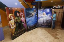 Un trabajador de los cines del centro comercial Plaza El�ptica muestra uno de los tr�pticos. 