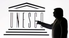 Un modelo en miniatura impreso en 3D de Donald Trump con el logotipo de la Unesco.