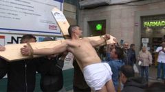 El hostelero Bernardo �lvarez, durante su protesta