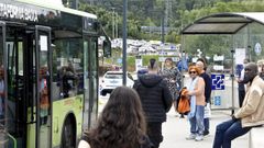 Un autob�s llegando a la parada del Hospital �lvaro Cunqueiro de Vigo, en una imagen de archivo.