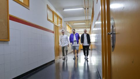 Ivn, Marcos y Lucas (de izquierda a derecha) en un pasillo del instituto de A Sardieira