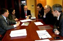 Zaira Rodr�guez, Jos� Juan Dur�n, Rafael Eimil y Daniel Oca, con los t�cnicos en la reuni�n de ayer.