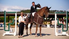 Flora P�rez junto a Iv�n Serrano S�ez, ganador del Gran Premio Casas Novas Trofeo Marqu�s de Riscal.