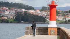 Aparte de la escollera, en Combarro solo se puede practicar la pesca recreativa, como se ve en la foto, en la parte final de espig�n
