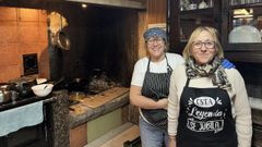 Fina y su hermana Carmen, en la cocina de Casa Tom�, en Coir�s, que cierra a final de a�o