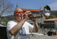 Jos� Mar�a Rey, con su Henri Selmer adquirida hace unos cuarenta a�os en Suiza. 