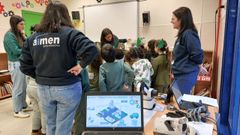 Cient�ficas de Aimen, durante la visita al colegio Antonio Palacios de O Porri�o