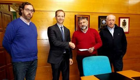 Manuel Cu��a y Ricardo Dur�n sellaron ayer el acuerdo con un apret�n de manos tras la reuni�n