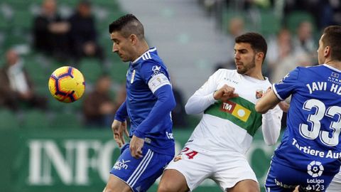 Saul Berjon Javi Hernandez Alexander Gonzalez Elche Real Oviedo Martinez Valero.Sal Berjn controla un baln ante Alexander Gonzlez