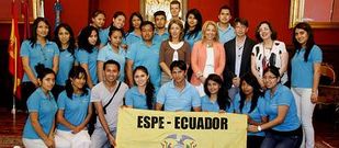 Los estudiantes est�n trabajando en Santiago con temas relacionados con el turismo. 