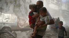 Un hombre huye de los bombardeos del r�gimen sobre la sitiada Douma, bajo el control rebelde en el suburbio de Damasco.